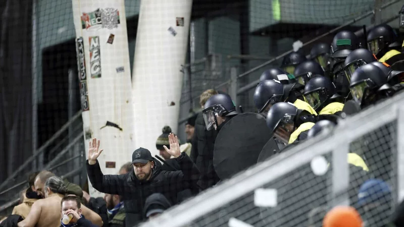 Polizei im Block: &Uuml;ber 300 Fans des KRC Genk mussten nach dem Einsatz das Stadion verlassen. - &copy; Robin Van Lonkhuijsen/ANP/dpa