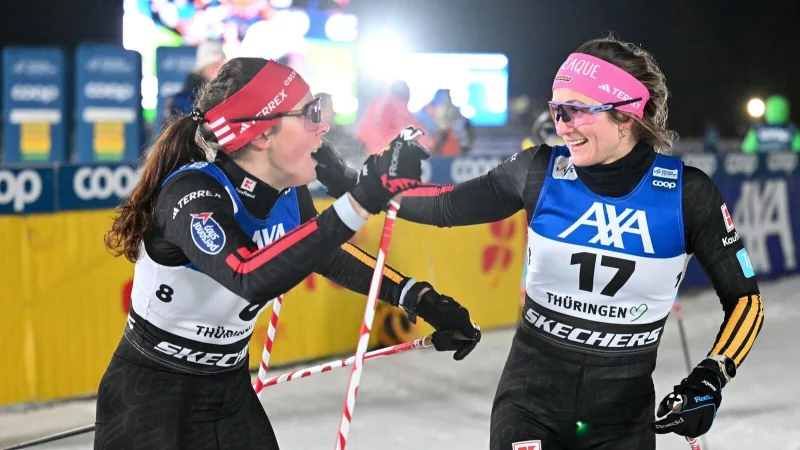 Coletta Rydzek (l) und Laura Gimmler siegen in Goms im Team-Sprint. (Archivbild) - &copy; Hendrik Schmidt/dpa