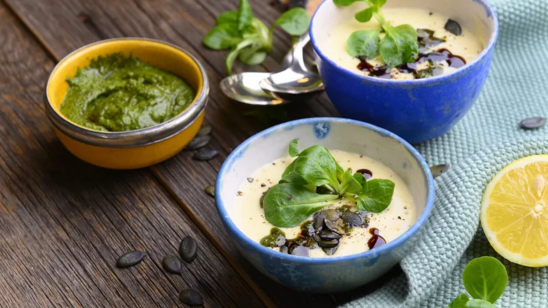 Pastinaken und Feldsalat haben zur Zeit Saison - und geben in der K&uuml;che ein harmonisches Paar ab. - &copy; Ariane Bille/BVEO/dpa-tmn