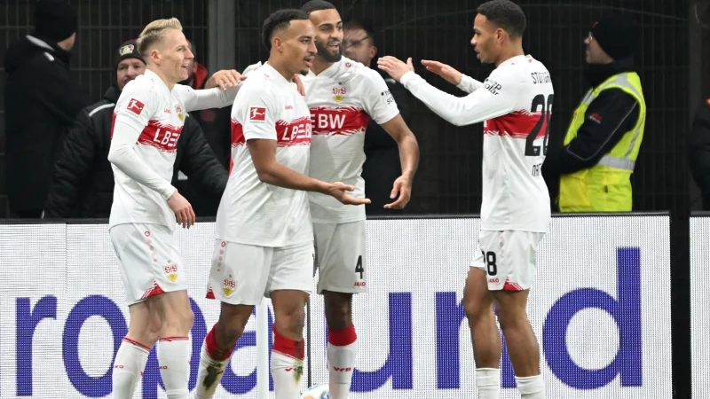 Matchwinner Jamie Leweling holt sich die Gl&uuml;ckw&uuml;nsche seiner Stuttgarter Teamkollegen ab - &copy; Federico Gambarini/dpa