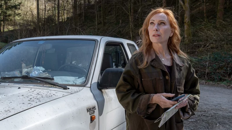 Lou Caspari (Andrea Sawatzki) unterst&uuml;tzt einen Freund, dessen Frau seit einem Gang in den Wald vermisst wird, hier in einer Szene des Krimis &laquo;Die Verteidigerin: Der Fall Nicola&raquo;. - &copy; Britta Krehl/ARD/SWR/Zum Goldenen Lamm/dpa