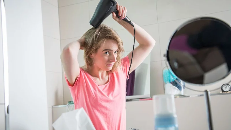 Hei&szlig;e Luft? Oder k&ouml;nnen die Haare mit dem F&ouml;hn auch wirklich schonend getrocknet werden? - &copy; Christin Klose/dpa-tmn