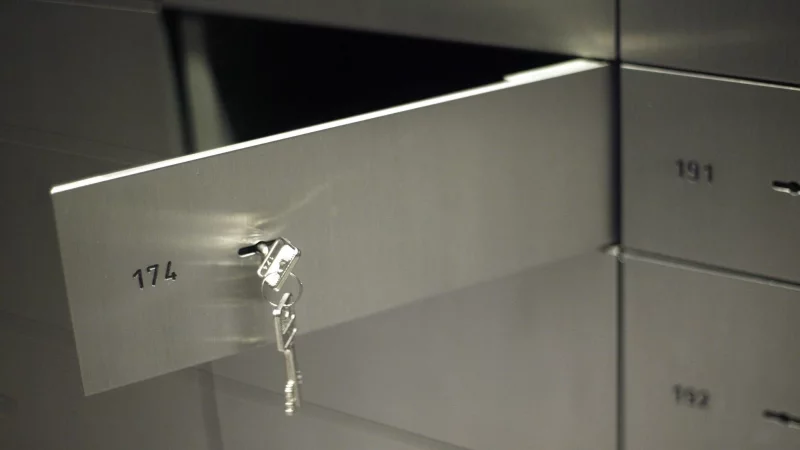 Die Versicherungssumme f&uuml;r Schlie&szlig;fachinhalte ist oft begrenzt: Ein Blick in die Vertragsunterlagen schafft Klarheit &uuml;ber den Schutzumfang. - &copy; Jens Wolf/dpa-Zentralbild/dpa-tmn