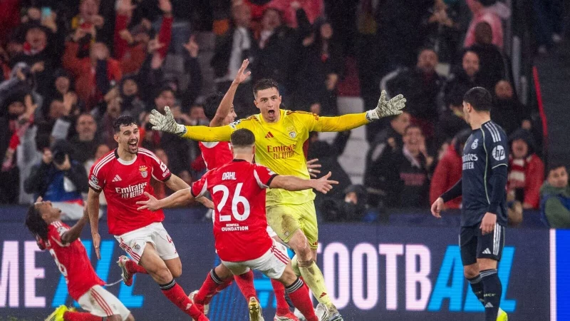 Der Startschuss zu wilden Jubelszenen in Lissabon: Torwart Trubin trifft zum 4:2. - &copy; Miguel Lemos/ZUMA Press Wire/dpa