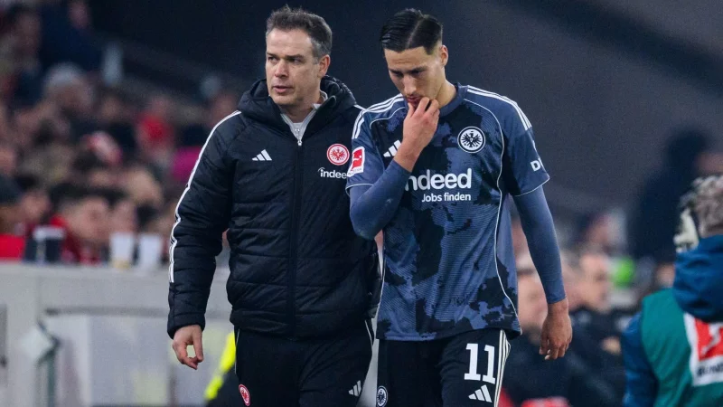 Musste in Stuttgart fr&uuml;h raus: Frankfurts Younes Ebnoutalib. - &copy; Tom Weller/dpa