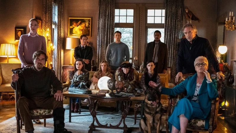 Ein riesiges Herrenhaus, ein Krimiautor mit aufgeschlitzter Kehle und seine schr&auml;gen Familienangeh&ouml;rigen, die alle guten Grund hatten, den eigenwilligen Patriarchen Harlan Thrombey ins Jenseits zu bef&ouml;rdern. - &copy; MRC II Distribution Company L.P./rbb Presse & Information/dpa