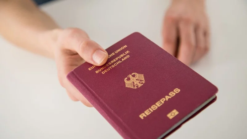 Wer am Pass bastelt, riskiert &Auml;rger. Selbst fehlende Seiten machen das Dokument unbrauchbar &ndash; mit Konsequenzen am Flughafen. - &copy; Christin Klose/dpa-tmn