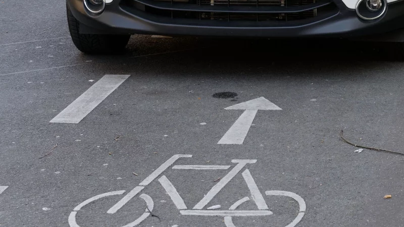 Verkehrswidrig geparkt: Wer beim Hochladen von Beweisfotos den Datenschutz verletzt, kann selbst belangt werden. - &copy; Henning Kaiser/dpa-tmn