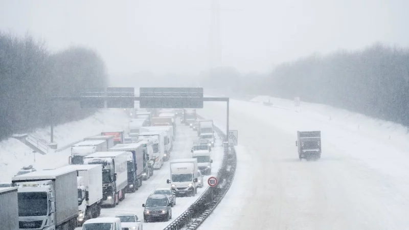 Winterstau kann stundenlang dauern: Warme Decken, Getr&auml;nke und Proviant sollten im Auto immer griffbereit sein. - &copy; Fabian Strauch/dpa/dpa-tmn