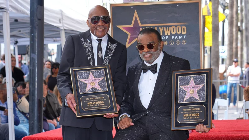 Die Br&uuml;der Ronald und Ernie Isley, die heute 84 und 73 alt sind, landeten vor 67 Jahren mit &laquo;Shout&raquo; ihren ersten gro&szlig;en Hit. - &copy; Richard Shotwell/Invision/AP/dpa