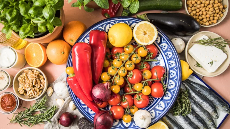 Viel Gem&uuml;se, N&uuml;sse, Fisch: Mediterrane Kost kommt der Leber zugute. - &copy; Christin Klose/dpa-tmn