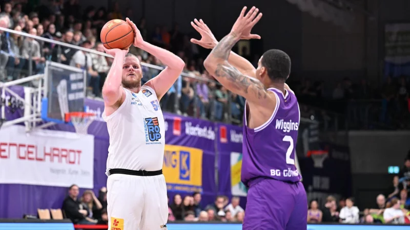 John Bryant (l) ist nicht mehr Teil des MBC-Teams. (Archivbild) - &copy; Swen Pf&ouml;rtner/dpa