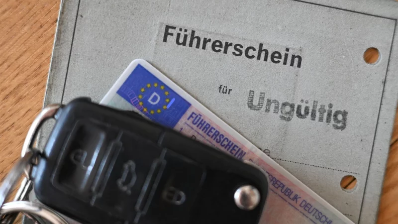 Diesen grauen Papierf&uuml;hrerschein sollten Sie nur noch als Andenken haben - als Dokument ist er ung&uuml;ltig. - &copy; Arne Dedert/dpa