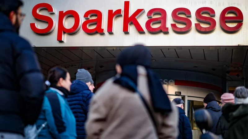 Was ist nach einem Einbruch mit den Inhalten im Schlie&szlig;fach passiert, wollen aufgebrachte Kundinnen und Kunden in Gelsenkirchen-Buer wissen. Das Finanzamt interessiert eher, woher die Wertsachen stammten, die dort lagerten. - &copy; Christoph Reichwein/dpa