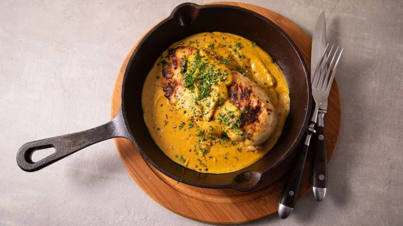 Die fruchtig-s&auml;uerliche Note von Sanddornnektar verleiht dem Gefl&uuml;gelgericht nicht nur den Namen, sondern dem Sanddornh&auml;hnchen auch eine wunderbare Frische. - &copy; Christin Klose/dpa-tmn