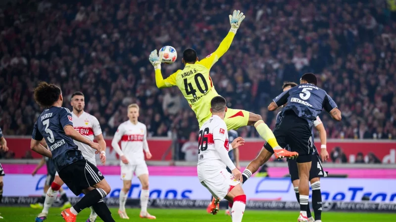 Folgenschwerer Fehler: Frankfurts Torwart Kaua Santos beim 1:1. - &copy; Tom Weller/dpa
