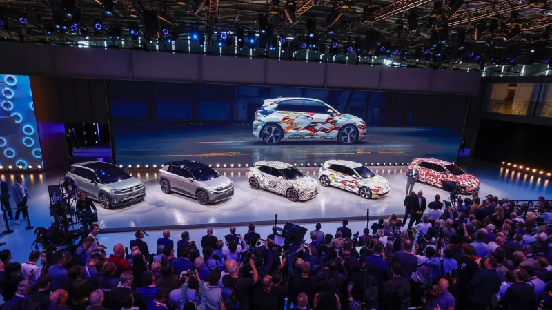 Viele, viele bunte...&laquo;Volksis&raquo;: Der Volkswagen Konzern f&auml;hrt dieses Jahr eine Reihe Kleinwagen vor. - &copy; Florian Trettenbach/Volkswagen AG/dpa-tmn