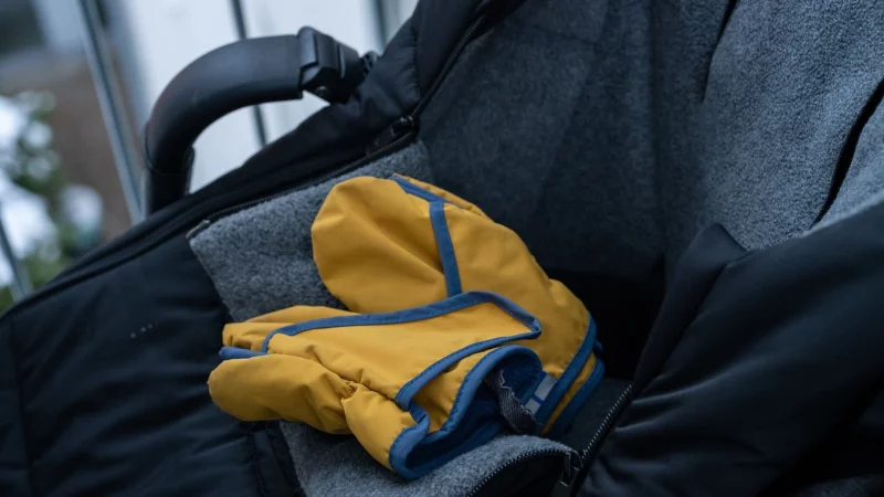 Bei Minusgraden sind warme H&auml;nde wichtig, doch viele Kinder m&ouml;gen Handschuhe nicht besonders gern. - &copy; Zacharie Scheurer/dpa-tmn