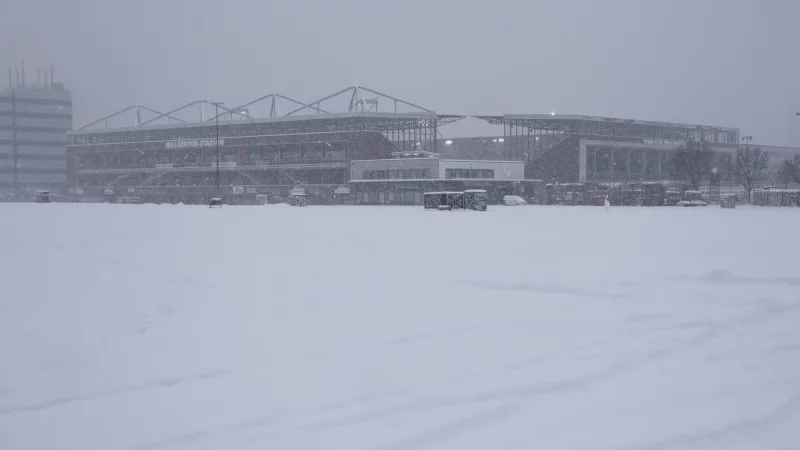 Winter pur in Hamburg: Kein Spiel m&ouml;glich im Millerntor-Stadion. - &copy; Christian Charisius/dpa