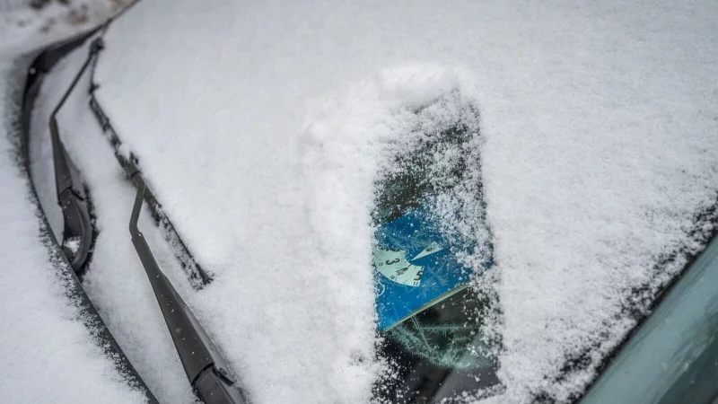 Parkscheine und Anwohnerausweise m&uuml;ssen grunds&auml;tzlich gut sichtbar im Auto liegen: Nachtr&auml;glich durch Schnee oder Eis verdeckte Dokumente f&uuml;hren jedoch nicht zu einem Kn&ouml;llchen, solange sie g&uuml;ltig sind. - &copy; Zacharie Scheurer/dpa-tmn
