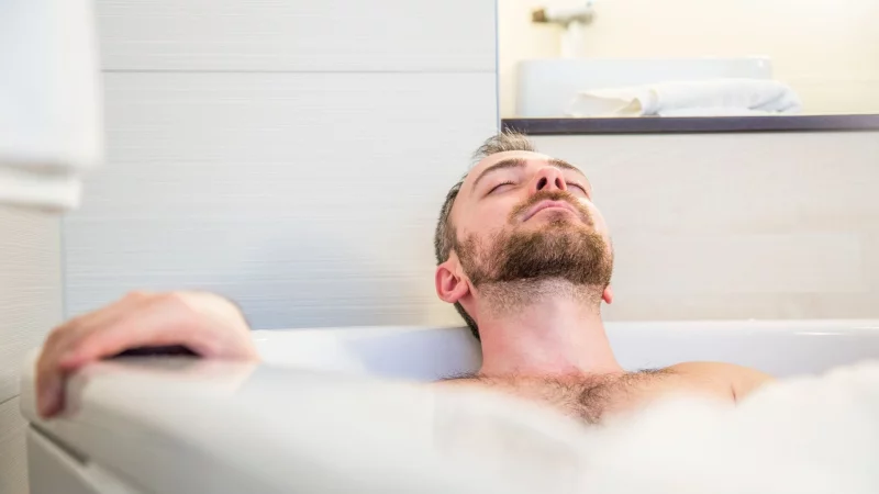 Schaum, aber richtig: So mancher Badezusatz l&auml;sst die Haut schneller austrocknen. - &copy; Christin Klose/dpa-tmn