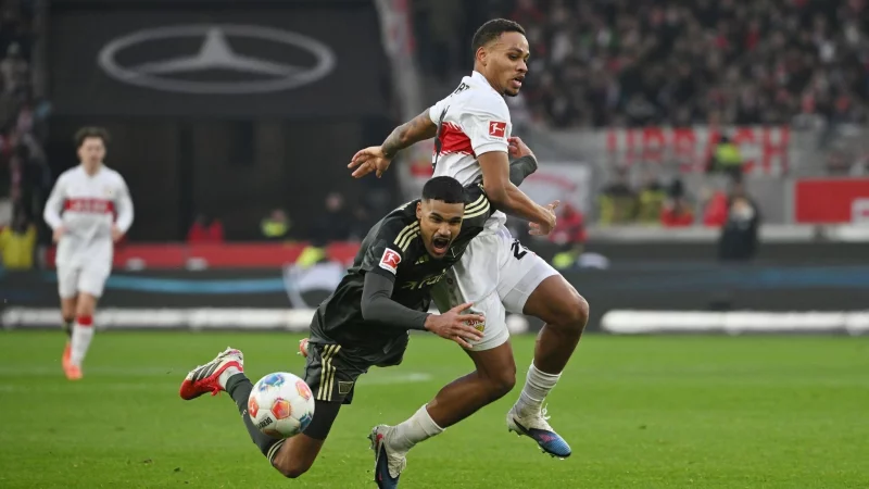 Viel Kampf, kein Sieger: Nartey (r) vom VfB im Duell mit Unions Doekhi - &copy; Marijan Murat/dpa