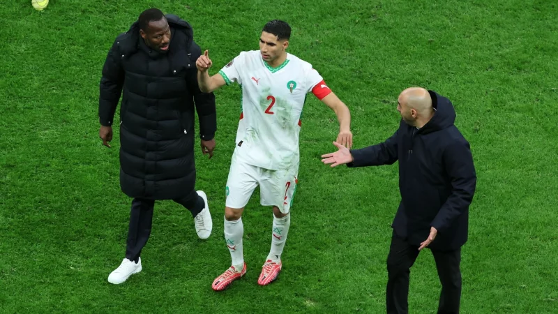 Senegals Cheftrainer Pape Thiaw (l) neben Marokkos Kapit&auml;n Achraf Hakimi. - &copy; Youssef Loulidi/AP/dpa