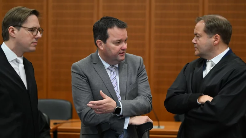 Im Prozess gegen den ehemaligen DFB-Schatzmeister Stephan Osnabr&uuml;gge (M) gab es einen Zwischenbericht der Richterin. (Archivbild) - &copy; Arne Dedert/dpa