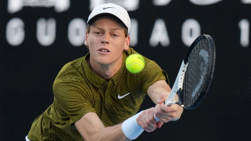 Jannik Sinner hatte im Achtelfinale von Melbourne keine Probleme. - &copy; Dar Yasin/AP/dpa