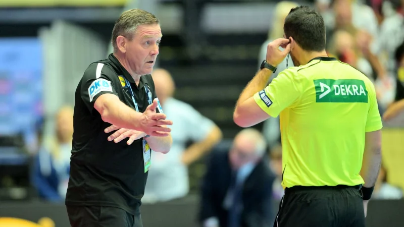 Zu fr&uuml;h gedr&uuml;ckt: Alfred Gislason leistet sich in der Schlussphase gegen Serbien einen ungl&uuml;cklichen Fauxpas. - &copy; Sina Schuldt/dpa