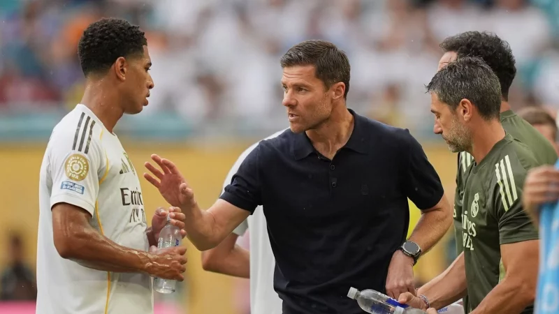 Bellingham (l) wehrt sich nach Kritik rund um das Aus von Ex-Coach Alonso (M). (Archivbild) - &copy; Rebecca Blackwell/AP/dpa