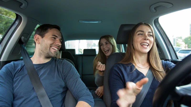 Ablenkung kommt nicht nur vom Smartphone. Auch Stress, Zeitdruck oder intensive Gespr&auml;che im Auto k&ouml;nnen gef&auml;hrlich werden. - &copy; Christin Klose/dpa-tmn