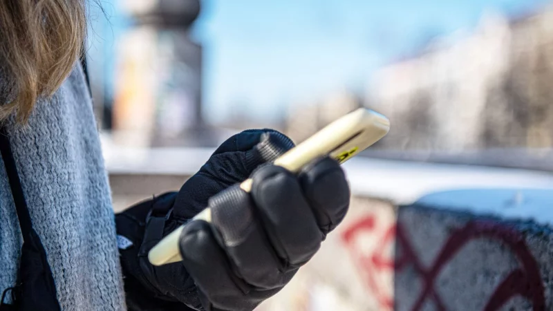 Frostige Temperaturen? Lieber das Handy nur kurz benutzen &ndash; sonst ist der Akku schneller leer, als man denkt. - &copy; Bernd Diekjobst/dpa-tmn