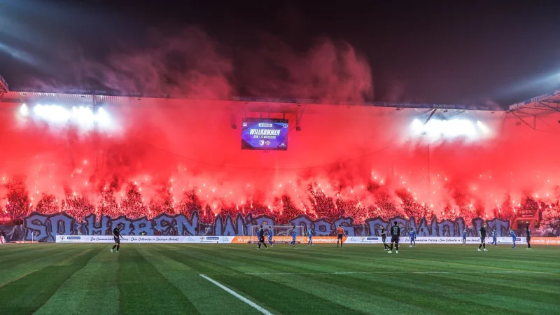 Bereits w&auml;hrend der Partie 1. FC Magdeburg gegen Dynamo Dresden wurde in beiden Fan-Bl&ouml;cken - hier im Magdeburger - Pyrotechnik gez&uuml;ndet. - &copy; Andreas Gora/dpa