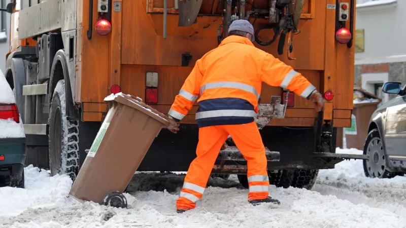 Feuchte Bioabf&auml;lle neigen dazu, bei K&auml;lte in der Tonne festzufrieren. - &copy; Jan Woitas/dpa/dpa-tmn
