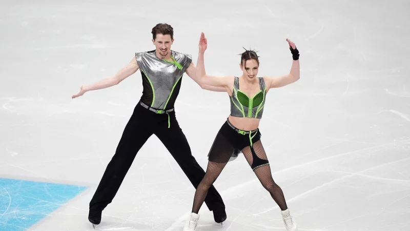 Die Eist&auml;nzer Charise Matthaei (r) und Max Liebers (l) haben bei der EM den Sprung ins Finale geschafft. - &copy; Mike Egerton/PA Wire/dpa