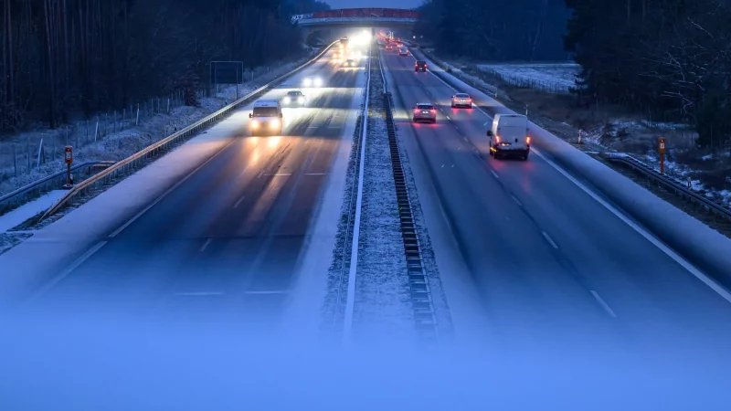 Bei einer Geisterfahrer-Warnung gilt: Tempo drosseln, &Uuml;berholman&ouml;ver unterlassen und den Sicherheitsabstand vergr&ouml;&szlig;ern, so bleibt mehr Zeit zum Reagieren bei unerwarteten Gefahren. - &copy; Patrick Pleul/dpa/dpa-tmn