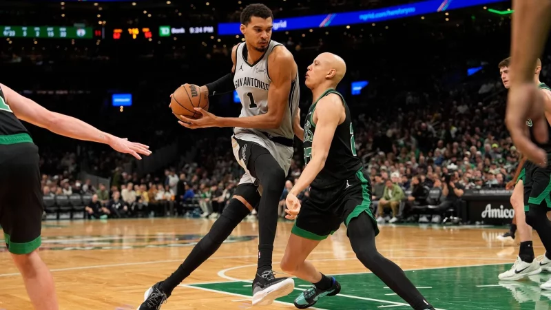 Wembanyama (links) kam von der Bank und war dennoch der erfolgreichste Werfer f&uuml;r die Spurs. - &copy; Robert F. Bukaty/AP/dpa