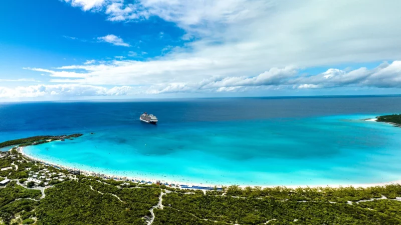 Die Half Moon Cay ist eine Privatinsel des Carnival-Konzerns - 2026 wird hier ausgebaut, unter anderem entsteht ein zweiter Pier. - &copy; Carnival Cruises/dpa-tmn
