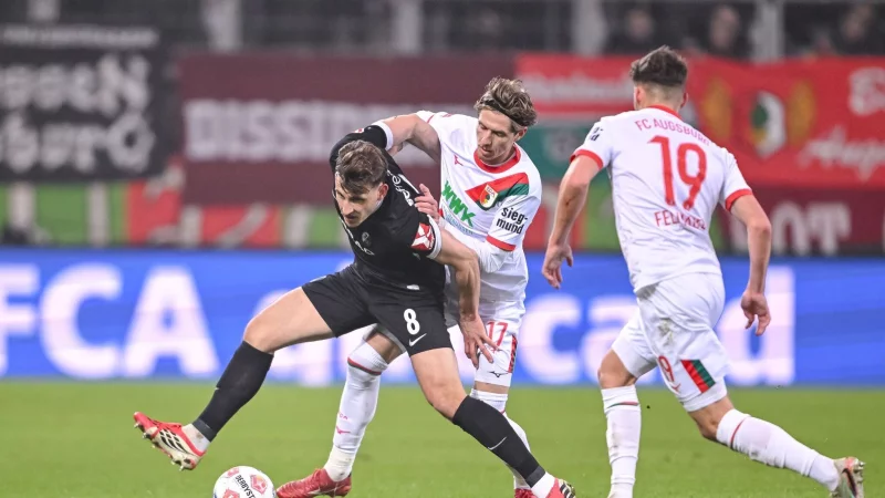 Kristijan Jaki? (2.v.l.) konnte in der zweiten Halbzeit gegen Freiburg nicht mehr mitwirken. - &copy; Harry Langer/dpa