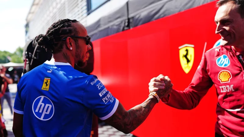 Es gab auch bessere Zeiten: Riccardo Adami (r) ist nicht mehr Hamiltons Renningenieur. - &copy; David Davies/PA Wire/dpa