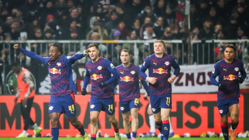 Leipzigs Yan Diomande (l,) jubelt nach seinem Treffer beim FC St. Pauli. - &copy; Christian Charisius/dpa