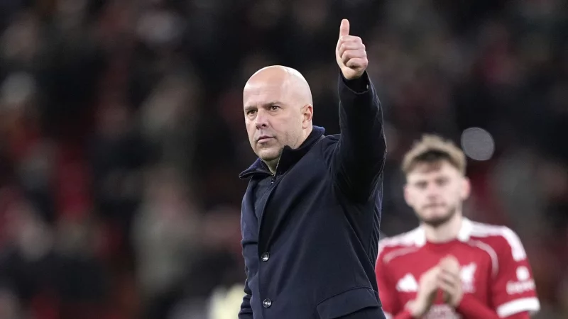 Daumen hoch: Liverpool-Trainer Arne Slot nahm auch eine merkw&uuml;rdige Frage sportlich. - &copy; Peter Byrne/PA Wire/dpa