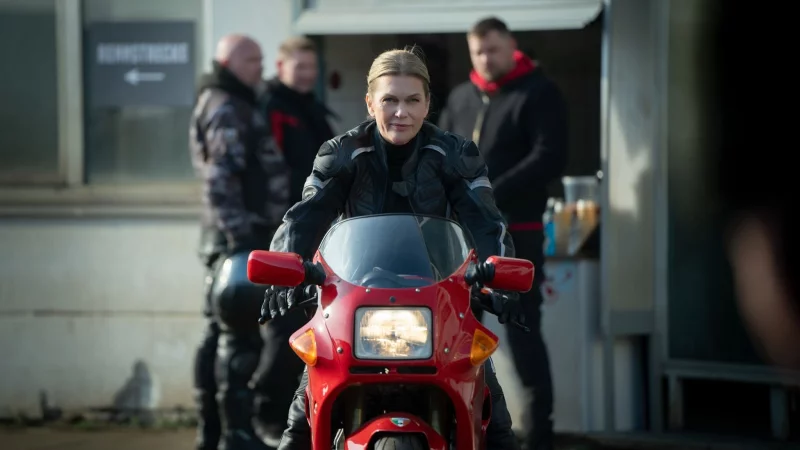 LKA-Kommissarin Helen Dorn (Anna Loos) gibt sich als Ex-Stuntfahrerin aus &Uuml;bersee aus - und imponiert damit einem fr&uuml;heren Motorradrennfahrer. - &copy; Georges Pauly/ZDF/dpa