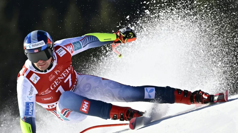 Der Norweger Adrian Smiseth Sejersted rettete sich im Super-G von Kitzb&uuml;hel spektakul&auml;r. - &copy; Hans Klaus Techt/APA/dpa
