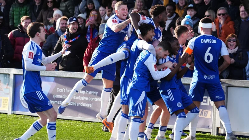 Die Spieler von Macclesfield Town feiern die Pokalsensation gegen Crystal Palace. - &copy; Martin Rickett/PA Wire/dpa