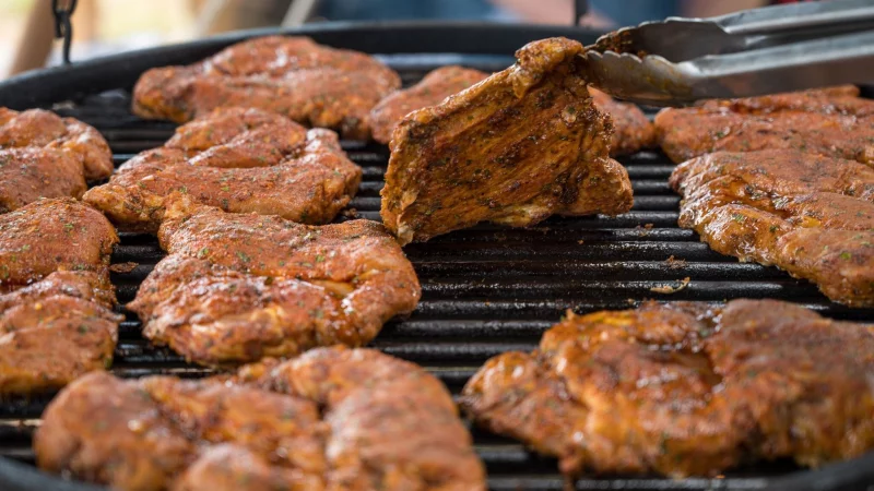 Das Grillen von Schwenkern auf dem Schwenker ist im Saarland Kult (Symbolbild) - &copy; Oliver Dietze/dpa