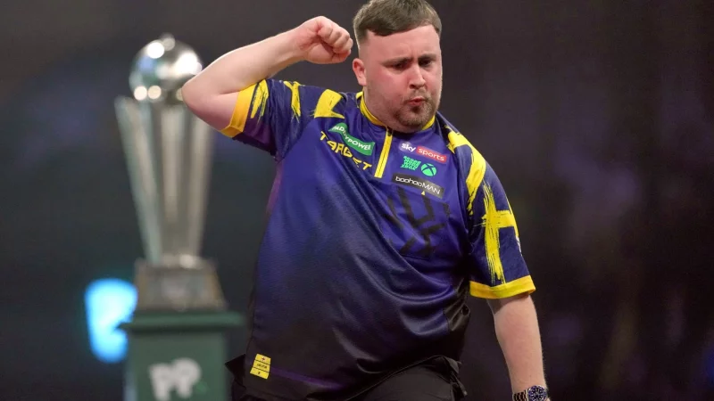 Littler bejubelt sein Finish von 170 Punkten. - &copy; Dave Shopland/AP/dpa