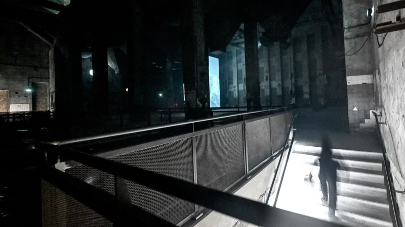 Der franz&ouml;sische K&uuml;nstler Pierre Huyghe zeigt seine neue Installation &laquo;Liminals&raquo; in der Halle am Berghain. - &copy; Britta Pedersen/dpa