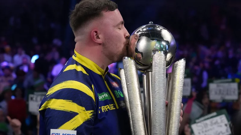 Luke Littler feiert den WM-Titel. - &copy; Dave Shopland/AP/dpa